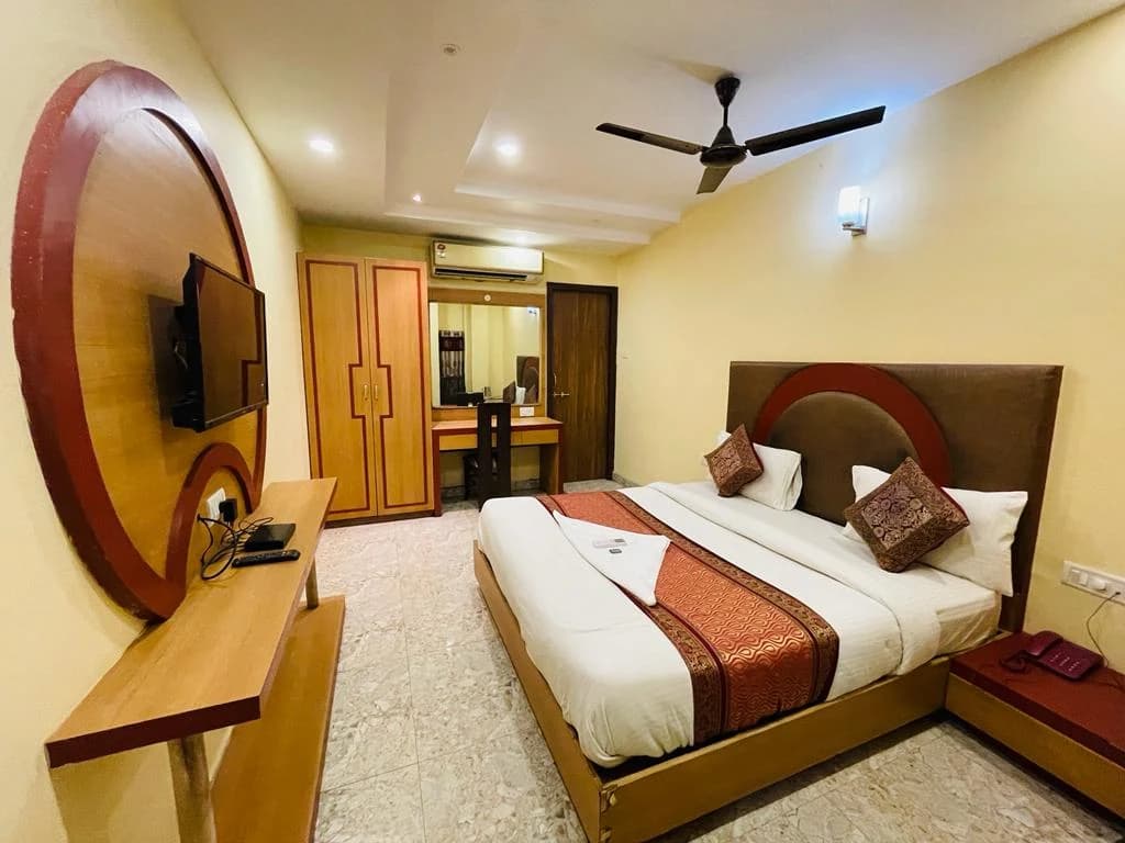 A double-bed guest room at Hotel Augusto