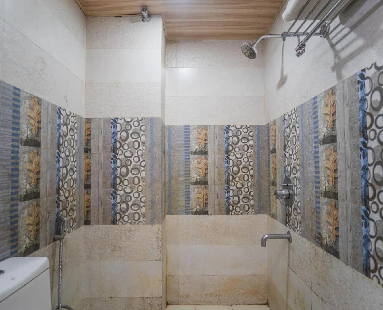 A tiled private bathroom in a Hotel Augusto guest room