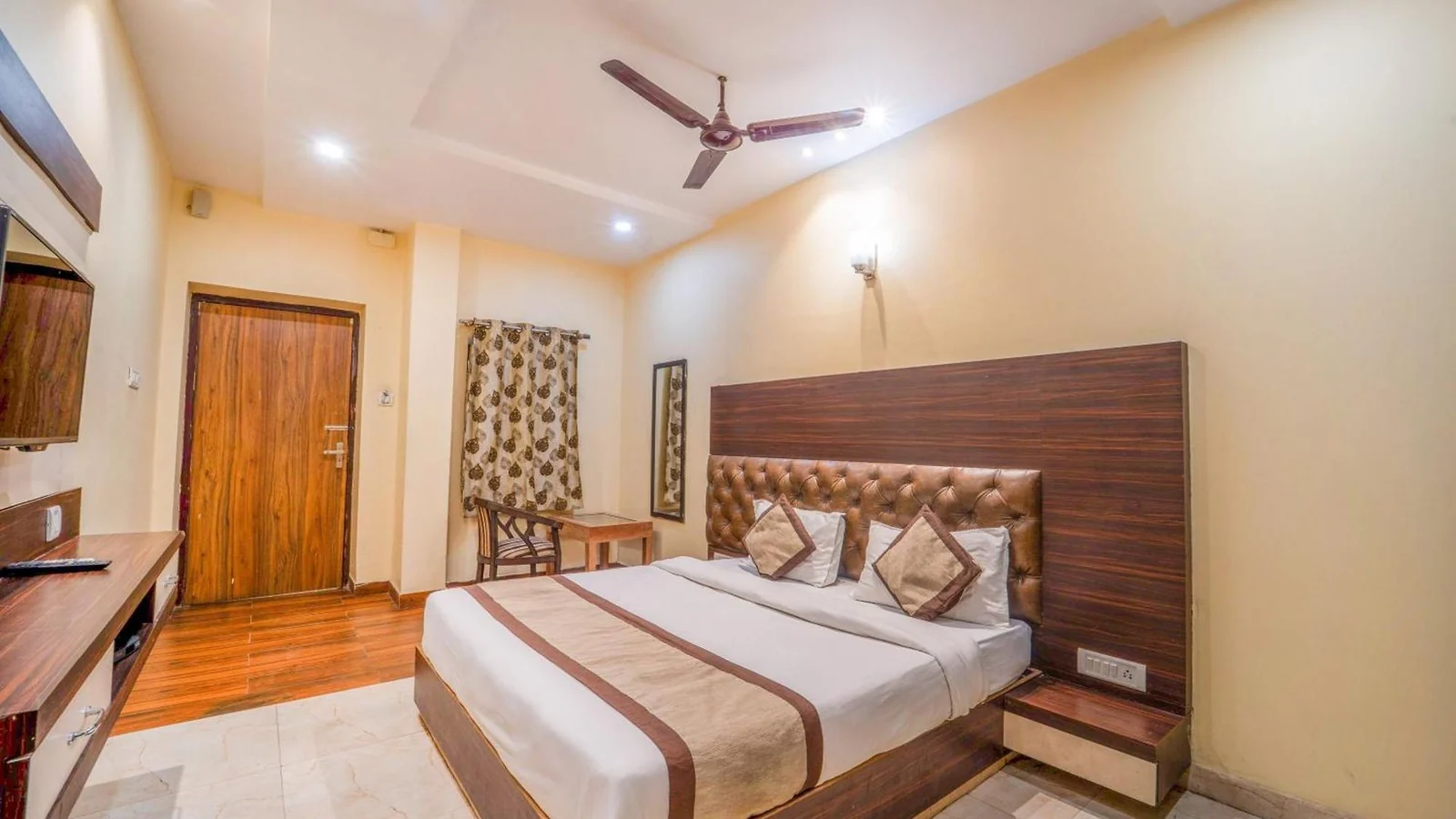 Double-bed guest room at Hotel Augusto, Varanasi