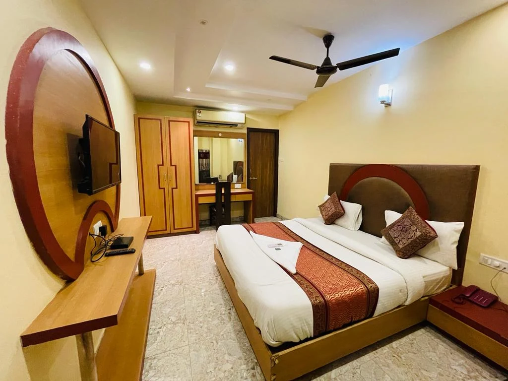 A double-bed guest room at Hotel Augusto