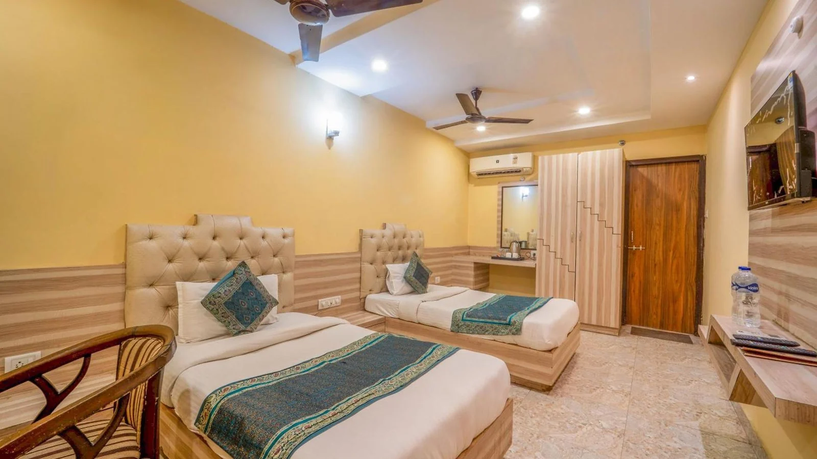 Twin-bed guest room at Hotel Augusto, Varanasi